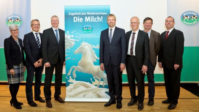Milchbauern schöpfen wieder Hoffnung - Die Vorstandsvorsitzenden Jan Heusmann (4.v.re.)
