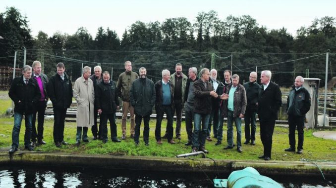 Landvolk-Bezirksvorsitzende bescuhten Leverenzhof - Foto: Hildebrandt