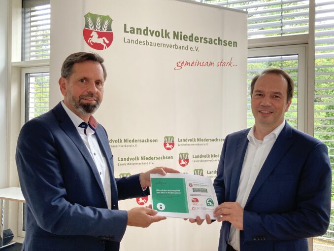 Olaf Lies (Niedersächsisches Ministerium für Umwelt, Energie, Bauen und Klimaschutz) und Jörn Ehlers (Landvolk Niedersachsen) mit der Umfrage Wolf