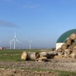 Biogasanlage und Windräder