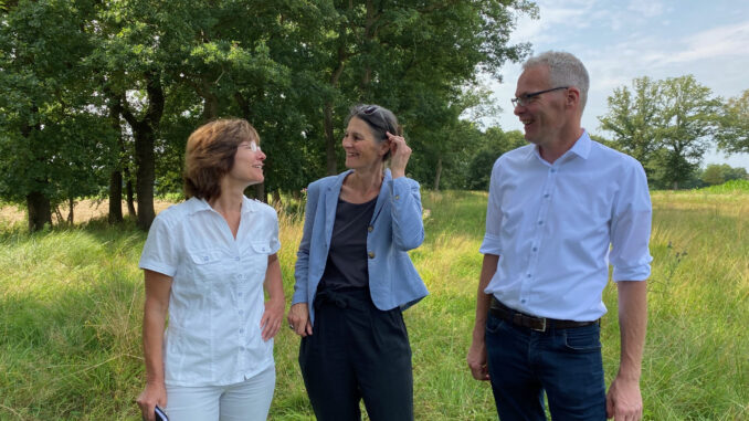 Landwirtschaftsministerin Miriam Staudte, Landvolk-Vizepräsident Hubertus Berges und Susanne Gerstner, Vorsitzende des BUND Niedersachsen