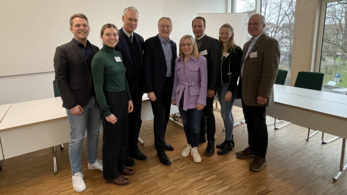 Das Foto zeigt von links nach rechts Dr. Tom Pielhop und Nora Lahmann (beide Landvolk), Dr. Heinrich-Hubertus Helmke (DNZ), den Europaabgeordneten Bernd Lange, Landtagsabgeordnete Dörte Liebetruth, Landvolk-Vizepräsident Jörn Ehlers sowie Natascha Henze und Markus Kappmeyer (beide Landvolk). Foto: Landvolk Niedersachsen