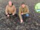 Hannes Hanella und Dr. Josef Kuhlmann vom ÖKOL mit einem Kibitzgelege