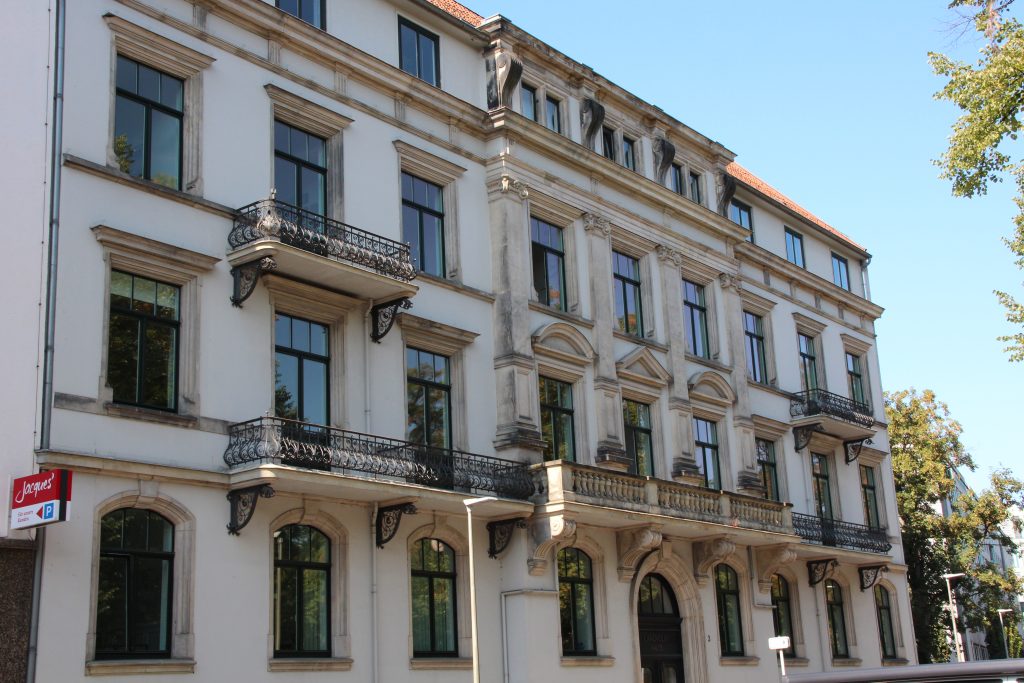 großes, helles Gebäude