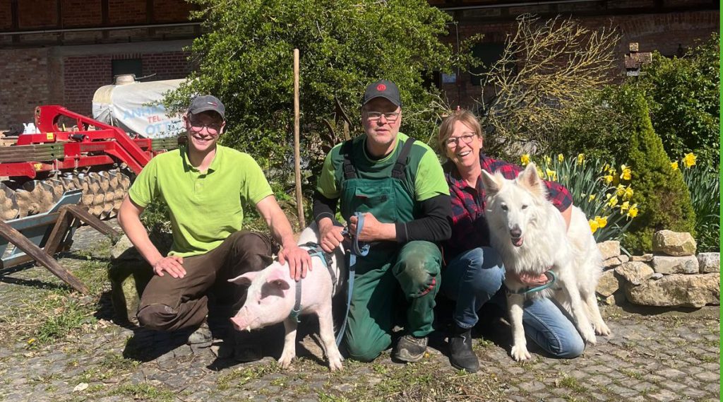 Marien und Michael Dörnte freuen sich mit Mitarbeiter Viktor Stiling (li.) auf den Tag des offenen Hofes