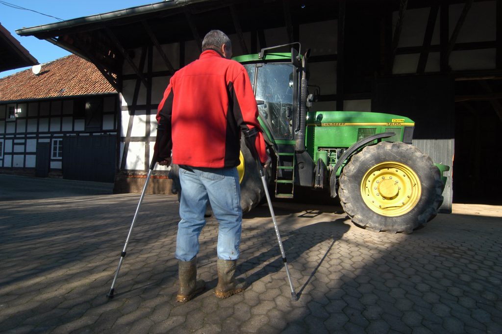 Landwirt mit Gehilfen